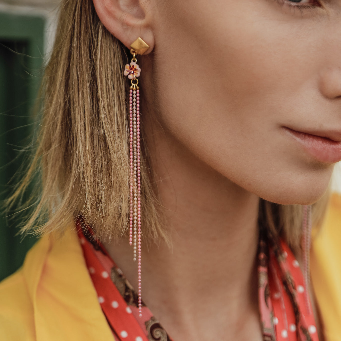 EARRINGS / PENDIENTE FLOR Y CADENA EN TONOS ROSAS